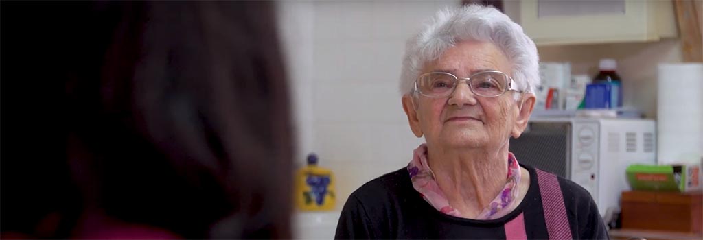 Paulette a retrouvé la joie de fêter ses anniversaires. © Petits Frères des Pauvres