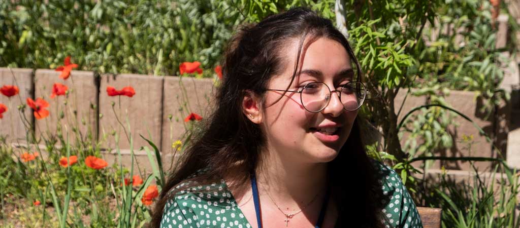 Lisa, 19 ans, a commencé par un service civique au sein de notre Association avant de devenir bénévole. © Adeline Poulet